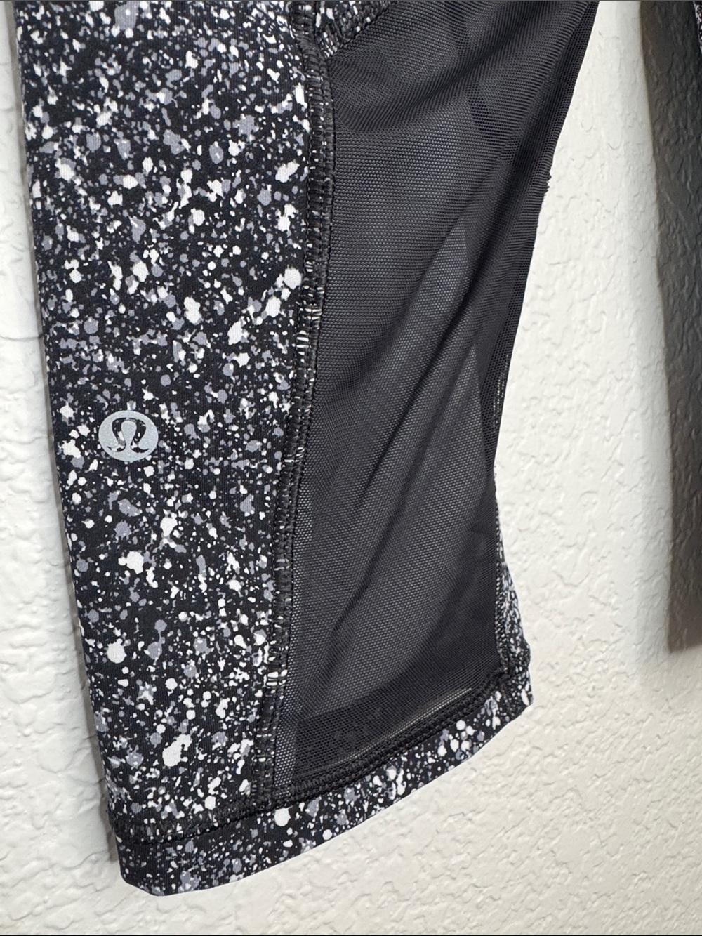 Lululemon Cropped Outrun Leggings Size 8 17” inseam Splatter Print - Picture 4 of 5